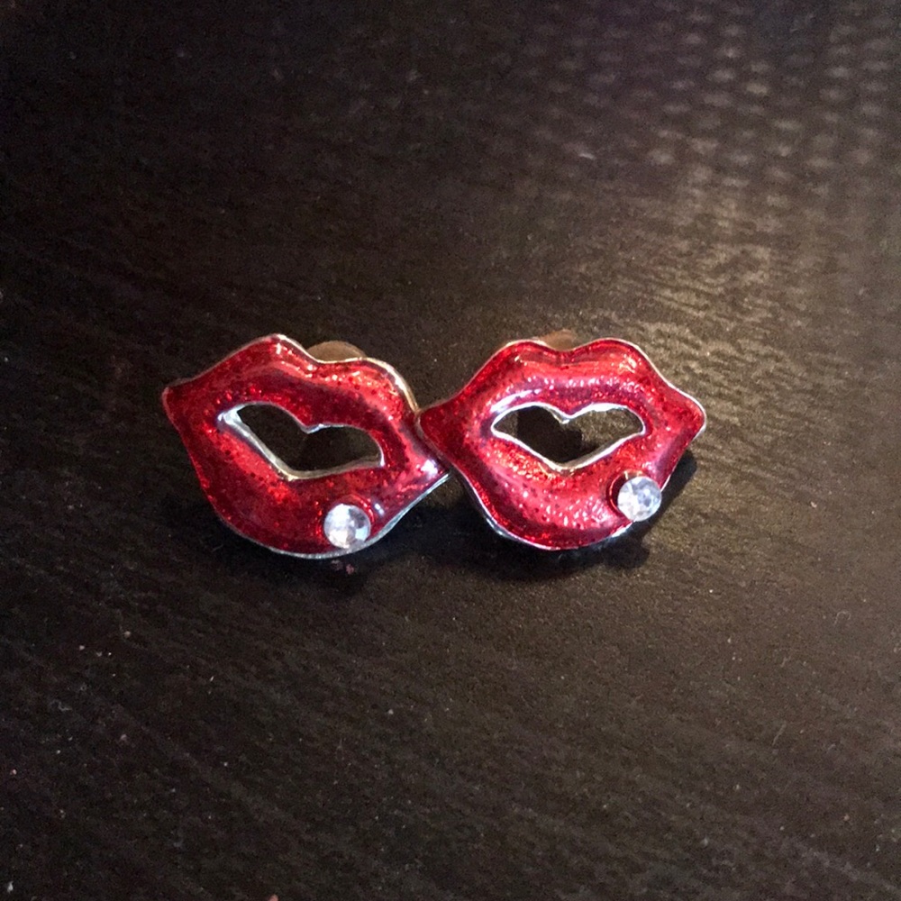 Lips earrings!